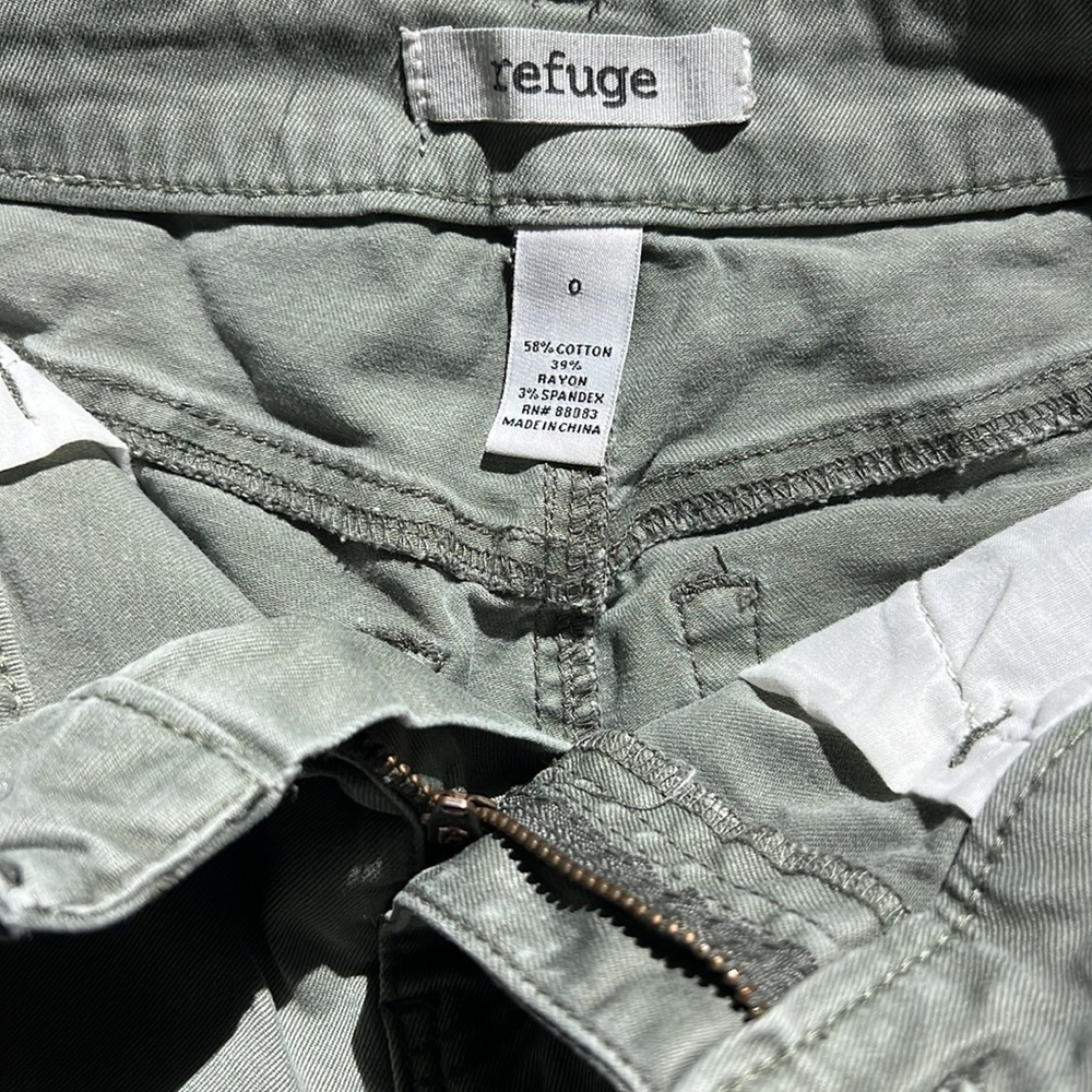 Refuge Size 0 Juniors Olive Green Color Zip-Up Short Shorts - Picture 5 of 9